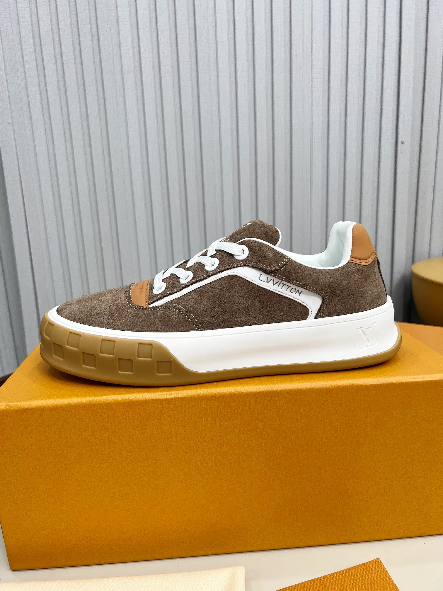 p620💰Men's shoes ❤️❤️❤️Top version LV-Louis Vuitton-Classic catwalk new style Air glue process·Original 1:1 development and reproduction! ! The upper foot is very comfortable. It is made of luxurious materials and fine workmanship. The midsole is printed with English letters "Made in Europe". The upper is made of calfskin imported from Italy. The side is decorated with the brand's LOGO and signature. The latest latex foot pads and mesh lining make the foot feel super comfortable. The original two-color TPU combination outsole is specially provided by the original factory. Bag technology Goodyear stitched edges Fabric: Exclusive custom first-layer cowhide Accessories: Exclusive private model Vuitton logo, lining: Customized silk mesh lining - first-layer silk cowhide lining Outsole: TPU combination outsole wear-resistant, non-slip and anti-yellowing Foot pads: new latex pads-mesh sweat-absorbent Counter technology: fully computerized sewing machine wire drawing Toe box back cover Hot and cold shaping Full set of pull-top last with medium and low logo pattern Code number 39-45